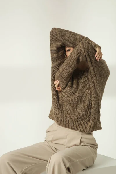 Portrait Mode Jeune Femme Pull Hiver Marron Pantalon Large Beige — Photo