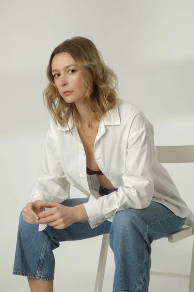 Ritratto Moda Giovane Donna Cotone Bianco Abbottonare Camicia Jeans Blu — Foto Stock