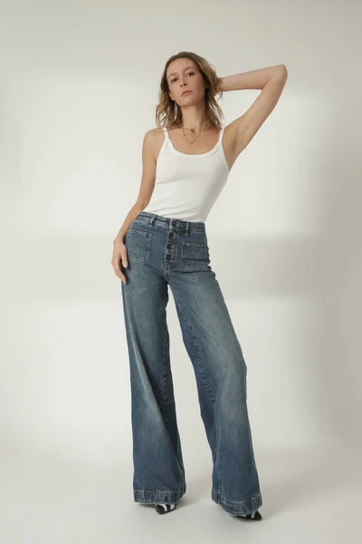 Portrait Mode Jeune Femme Débardeur Blanc Large Jambe Jeans Bleu Images De Stock Libres De Droits