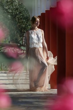 Beyaz dantelli kadın portresi ve şifon uzun maksimum bej etek, boho düğün kıyafeti, yaz tatili moda