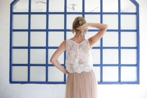Mode Porträtt Kvinna Vit Spets Topp Framför Traditionella Blå Grekiska — Stockfoto