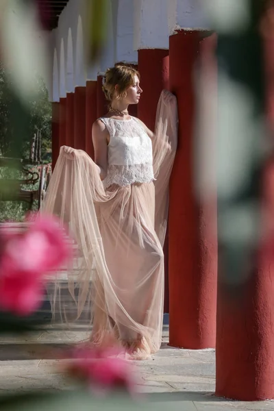 白いレースの上とシフォン長いマキシベージュのスカート Boho結婚式の衣装 夏休みのファッションで女性のファッション肖像画 — ストック写真
