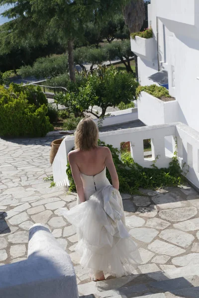 Ritratto Della Sposa Abito Sposa Lungo Bianco Nella Località Turistica — Foto Stock
