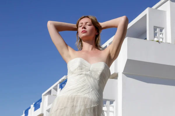 Портрет Невесты Длинном Белом Свадебном Платье Туристическом Курорте Свадебная Концепция — стоковое фото
