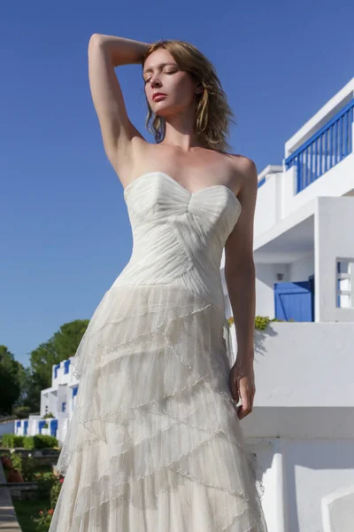 Portré Menyasszony Hosszú Fehér Esküvői Ruha Turisztikai Központban Cél Esküvő — Stock Fotó