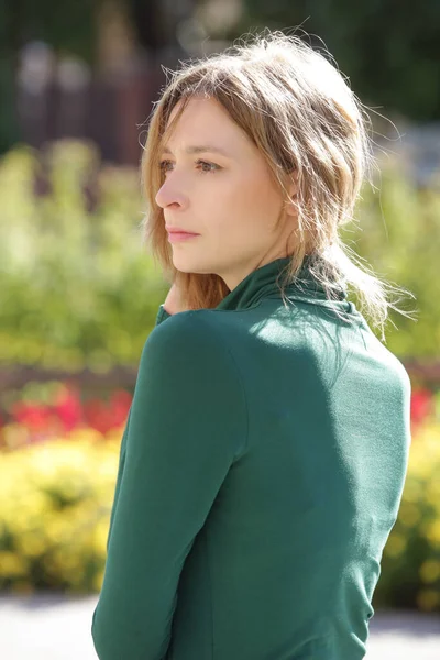 Retrato Aire Libre Mujer Hermoso Día Soleado Cuello Alto Algodón — Foto de Stock