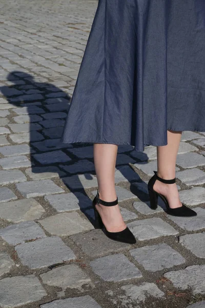 Midi Mavisi Elbiseli Topuklu Ayakkabıları Kaldırım Taşında Ayak Bileği Kayışı — Stok fotoğraf