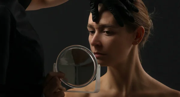 Medição Sobrancelha Mikrobleiding Cosmetologist Faz Marcações Com Lápis Fios Para — Fotografia de Stock