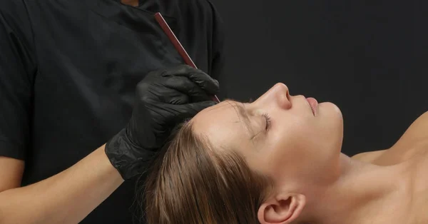 Mikrobleiding Wenkbrauwmeting Cosmetoloog Maakt Markeringen Met Potlood Draden Voor Perfect — Stockfoto