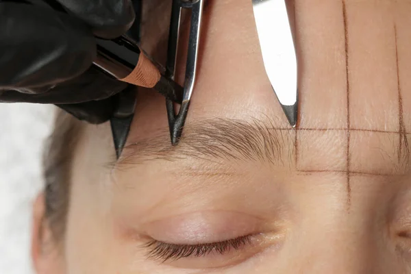 マイクロブロイド式眉測定器 美容師は完璧な形の眉毛のための鉛筆や糸でマーキングを行います プロの化粧と顔のケア 永久的なメイク 眉毛の入れ墨 — ストック写真