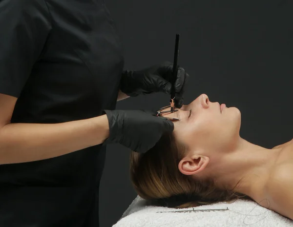 Mikrobleiding Pomiar Brwi Kosmetolog Robi Oznaczenia Ołówkiem Nitkami Dla Doskonałych — Zdjęcie stockowe