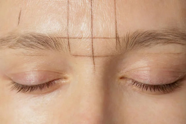 Mikrobleiding Augenbrauenmessung Kosmetologe Macht Markierungen Mit Bleistift Und Fäden Für — Stockfoto