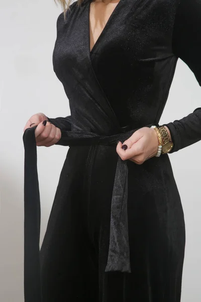 穿着雅致的毛绒黑色连衣裙的年轻女模特演播室照片系列 — 图库照片