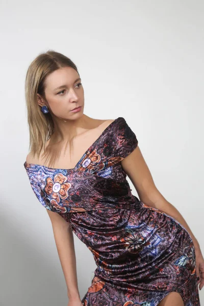 Serie Von Studiofotos Junger Models Elegantem Plüschgemustertem Shoulder Kleid — Stockfoto