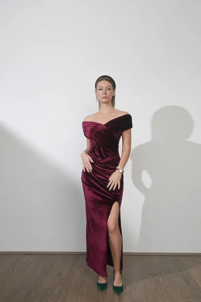 Seria Zdjęć Studyjnych Młodej Modelki Eleganckiej Pluszowej Ciemnoczerwonej Sukience Shoulder — Zdjęcie stockowe