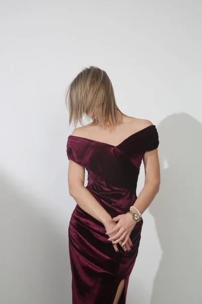 Serie Von Studiofotos Junger Models Elegantem Dunkelrotem Shoulder Kleid — Stockfoto