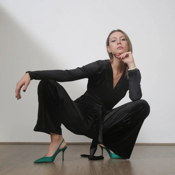 Serie Foto Studio Giovane Modella Donna Elegante Tuta Nera Peluche — Foto Stock