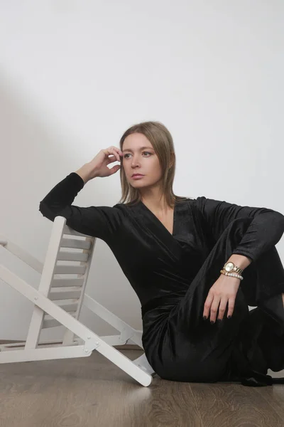 Fiatal Női Modell Stúdiófotóinak Sorozata Elegáns Plüss Fekete Kezeslábasban — Stock Fotó