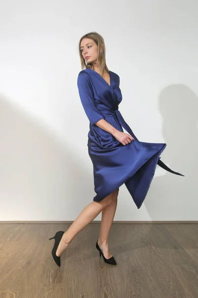 Seria Zdjęć Studyjnych Młodej Modelki Pięknej Niebieskiej Jedwabnej Satynowej Sukience — Zdjęcie stockowe