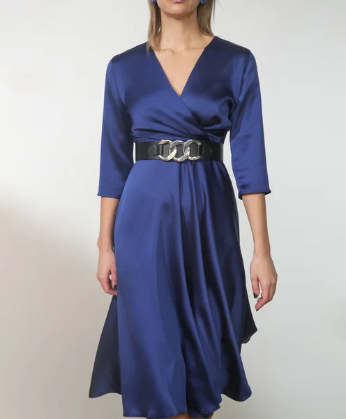 Seria Zdjęć Studyjnych Młodej Modelki Pięknej Niebieskiej Jedwabnej Satynowej Sukience — Zdjęcie stockowe