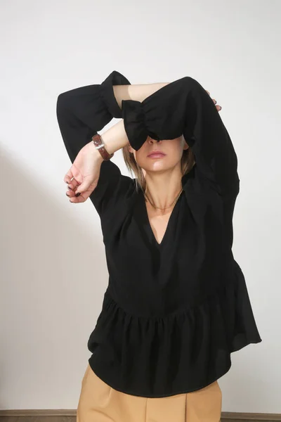 年轻女模特穿着雅致的紧身V领女衫的摄影棚照片系列 — 图库照片