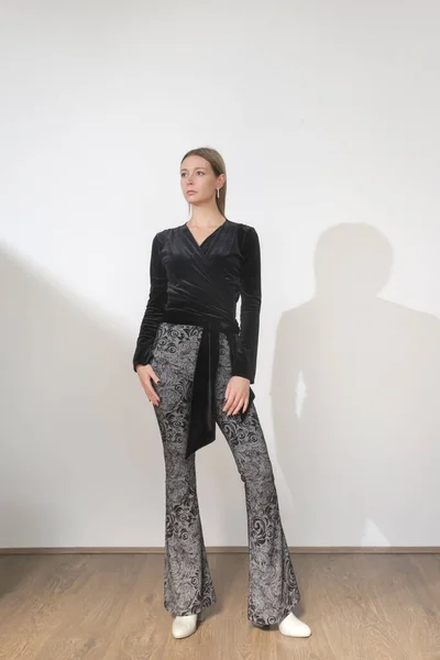 Serie Foto Studio Giovane Modella Donna Elegante Camicetta Nera Pantaloni — Foto Stock
