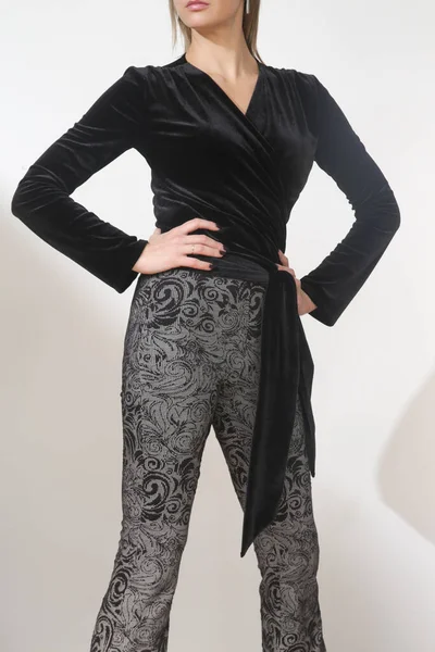 Serie Fotos Estudio Joven Modelo Femenina Elegante Blusa Negra Pantalones — Foto de Stock
