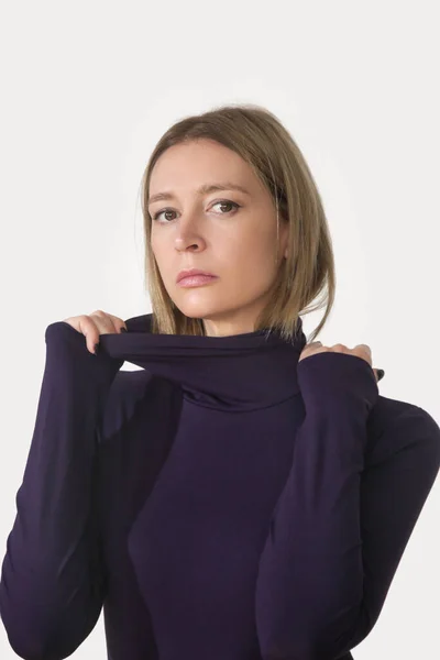 演播室摄影年轻的女模特穿着由有机棉制成的紫色套头毛衣 可持续的可持续发展 — 图库照片