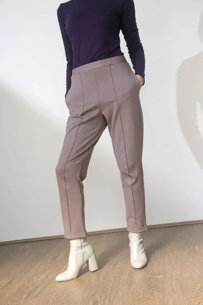Modelo Femenino Que Usa Pantalones Casuales Elegantes Grises Gran Altura —  Fotos de Stock