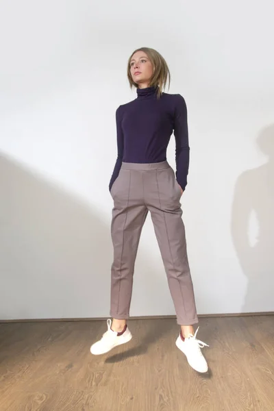Serie Von Studiofotos Junger Models Bequemem Basic Outfit Viskose Rollkragenshirt — Stockfoto