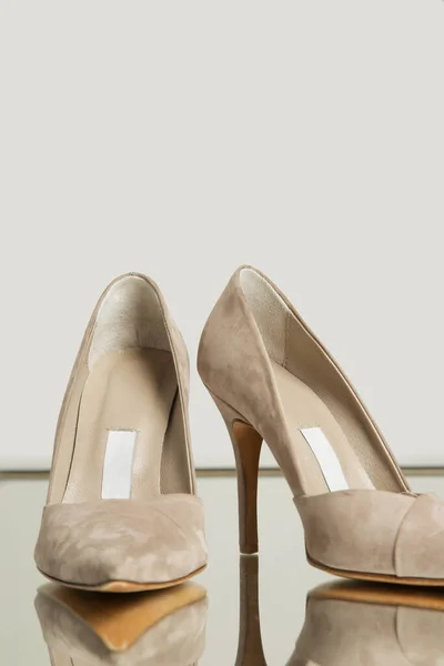 Süet Deri Ayakkabılar Refleksle Stüdyo Çekimi Sivri Uçlu Parmakları Olan — Stok fotoğraf