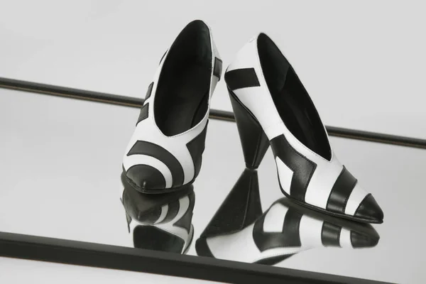 Women Elegant Pointy Toe Cut Mid Kitten Heels Black White — Stock Photo, Image