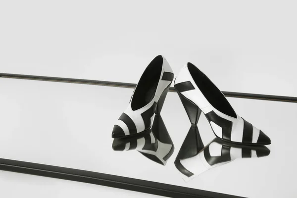 女性优雅尖尖的脚趾V切割中猫咪高跟鞋 黑色和白色皮鞋 产品工作室拍摄与反射镜 — 图库照片