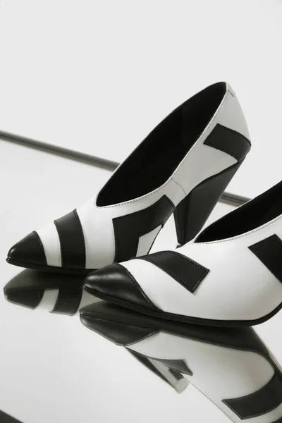 Women Elegant Pointy Toe Cut Mid Kitten Heels Black White — Stock Photo, Image