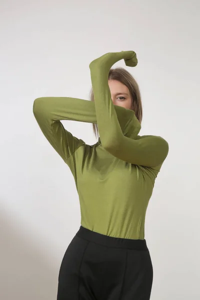 Seria Zdjęć Studyjnych Młodej Modelki Wygodnym Podstawowym Stroju Koszuli Wiskozy — Zdjęcie stockowe