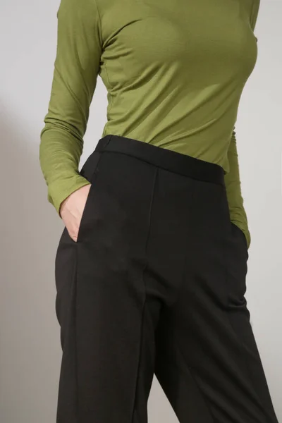 세리에 스튜디오 의상을 비스코 터틀넥 셔츠와 기본적 바지를 모델의 — 스톡 사진