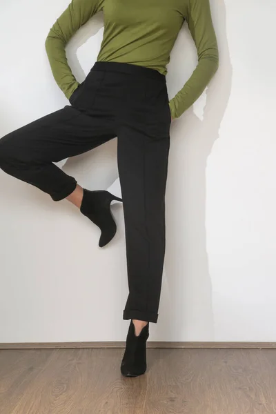 年轻女模特穿着舒适的基本服装 粘糊糊的合身高领汗衫和基本香烟裤的摄影棚照片系列 — 图库照片
