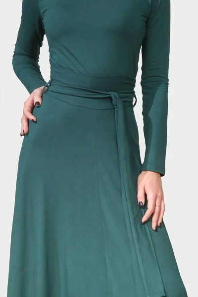Seria Zdjęć Studyjnych Młodej Modelki Maxi Zielonej Bawełnianej Sukience Długimi — Zdjęcie stockowe