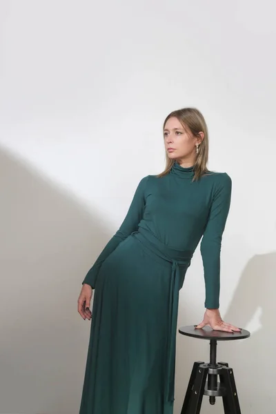 セリエのスタジオ写真の若い女性モデル身に着けていますMxi緑の綿のドレスで長い袖 — ストック写真