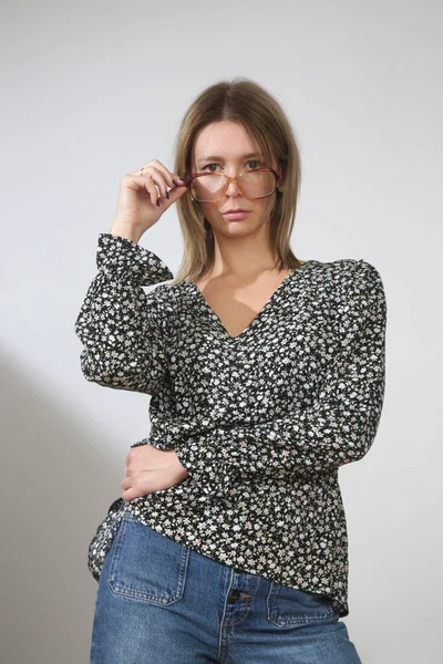 Série Fotos Estúdio Jovem Modelo Feminino Elegante Viscose Pescoço Blusa — Fotografia de Stock