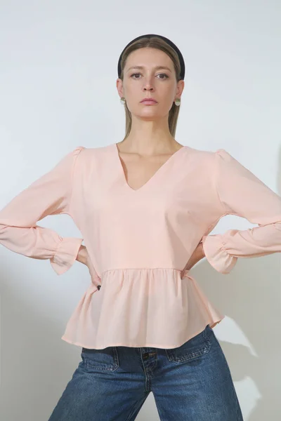 Serie Studio Foton Ung Kvinnlig Modell Elegant Viskos Hals Blus — Stockfoto
