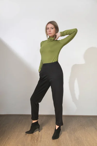 Серія Студійних Фотографій Молодої Жіночої Моделі Зручному Базовому Вбранні Віскозна — стокове фото