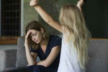 Aile içi anlaşmazlık. Çocuk yorgun anneye öfke nöbeti geçiriyor. Mutsuz, yorgun anne başını tutuyor, evde kanepede oturuyor. Gürültücü, yaramaz, ilgi bekleyen küçük kızıyla sorun yaşıyor..