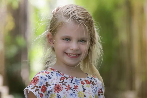 照片背景为可爱的5岁绿叶少女的户外肖像 — 图库照片