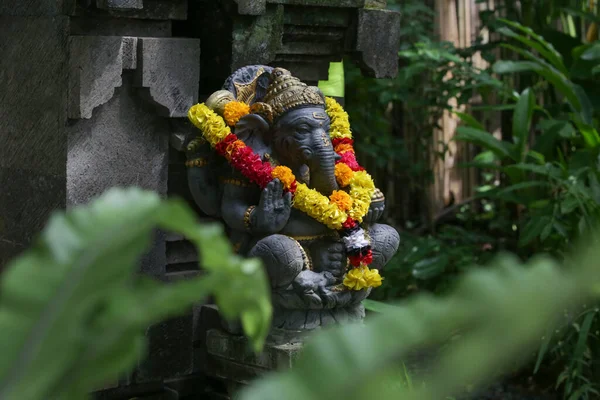 Tradiční Socha Ganesha Květinovým Věncem Balijské Zahradě Lord Ganesha Přesvědčen — Stock fotografie