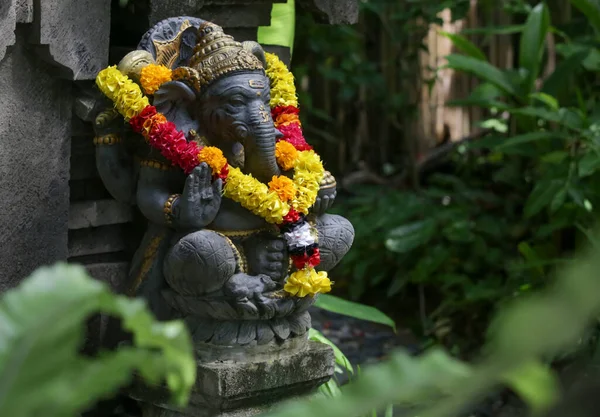 Traditionelle Ganesha Statue Mit Blumenkranz Balinesischen Garten Wird Angenommen Dass — Stockfoto
