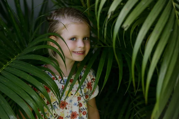 개념인 야자나무 사이에 귀여운 소녀의 — 스톡 사진