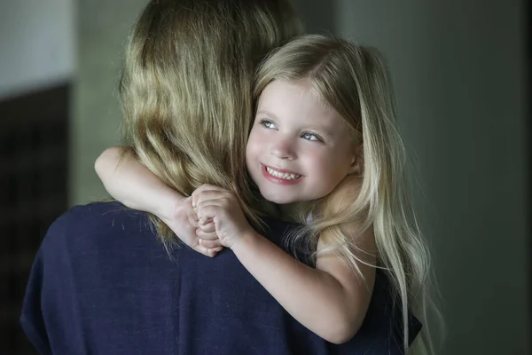 Очаровательная Маленькая Девочка Обнимает Свою Мать Смотрит Камеру — стоковое фото