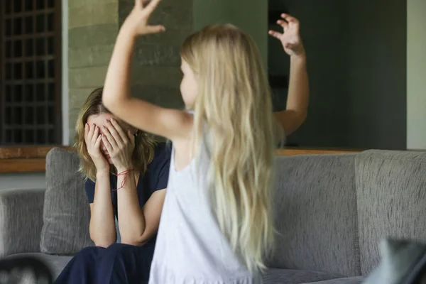 Familjekonflikt Barn Kastar Raseriutbrott Trött Mor Olycklig Trött Mamma Håller — Stockfoto