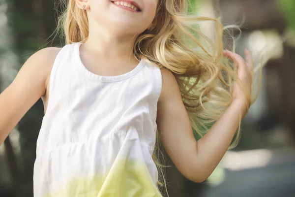 Zbliżenie Szczęśliwej Dziewczynki Długimi Włosami Skaczącej Śmiejącej Się Parku — Zdjęcie stockowe
